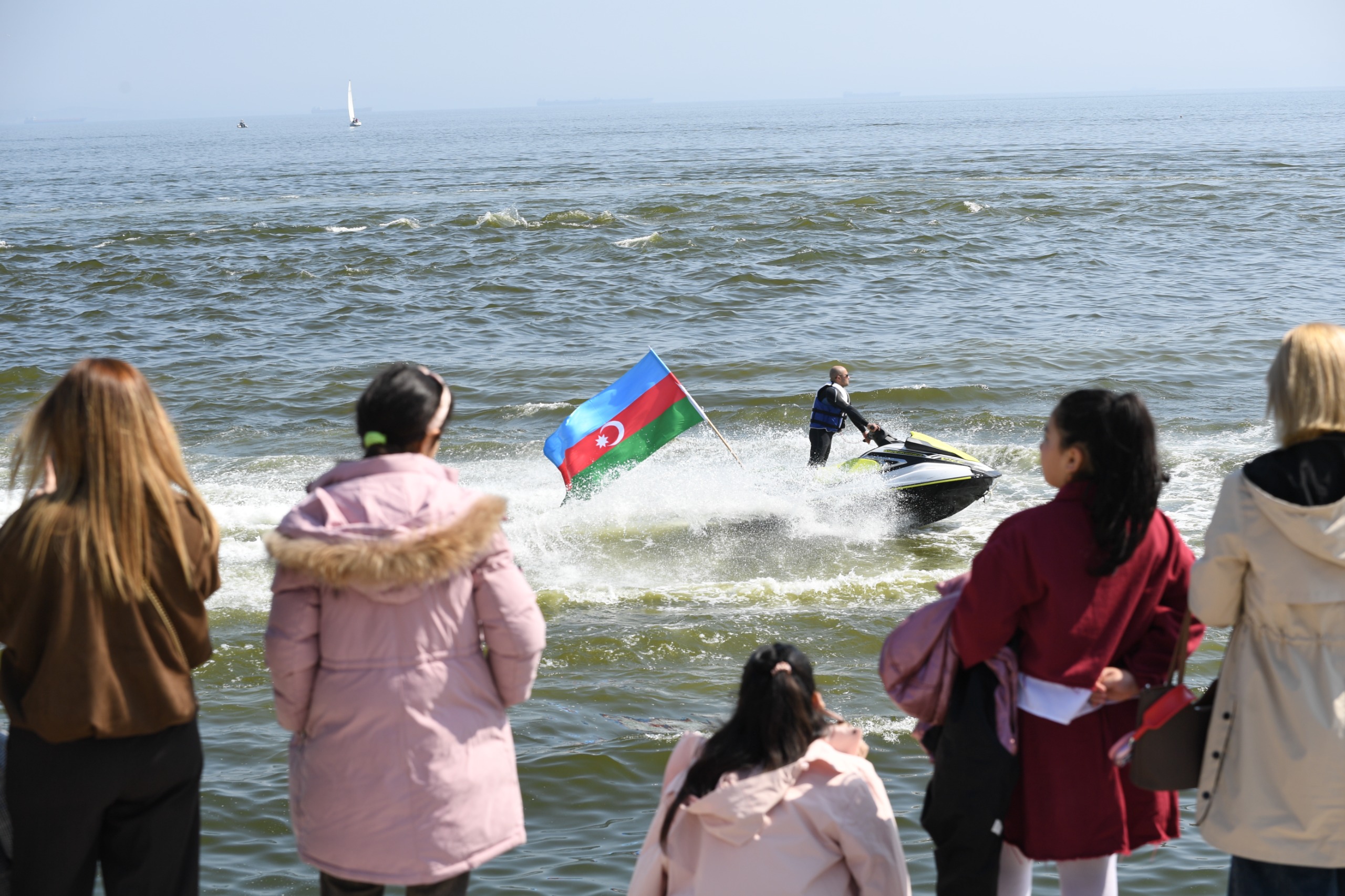 Bakıda Xəzərin suları avarçəkmə və yelkənli qayıqlarla bəzəndi (FOTO)
